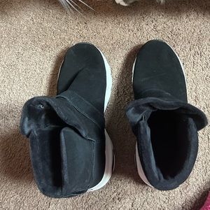 Sketchers woman’s size 6 black boots